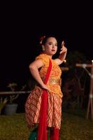 balinesische tänzer in gelben traditionellen kostümen präsentieren den tanz vor den besuchern in einem bali foto
