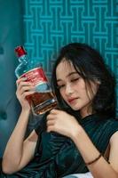 asiatische frauen mit blauen kleidern trinken beim feiern wein direkt aus der flasche foto