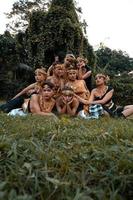 balinesen haben nach der tanzvorführung zusammen mit ihren freunden in goldenen kostümen spaß foto