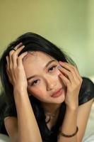 asiatische Frauen hatten Corona-Virus-Symptome, nachdem sie Kopfschmerzen im Kopf hatte foto