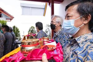 bandung city, indonesien, 2022 - buddhistische gemeinschaft betet gemeinsam mit den mönchen vor dem altar foto