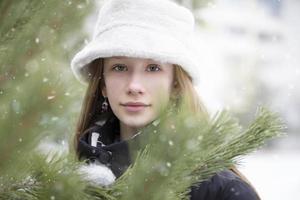Porträt eines Mädchens in einer Pelzmütze an einem Wintertag. foto