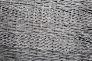 schwarz gewebter holzstrukturhintergrund. dunkle gewebte bambusholzstruktur foto