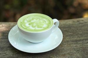 frischer grüner Tee in einem Glas foto