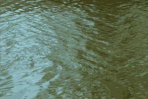 Flusswasserhintergrund mit Wellen und Wellen. Nitra in der Slowakei. foto