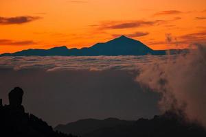 spektakulärer sonnenuntergang über den wolken des teide-vulkan-nationalparks auf teneriffa. foto