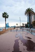 barcelona mit hotelblick vom strand. Schönes Luxushotel in Barcelona foto