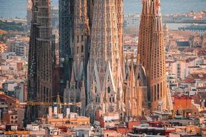 Schöne Luftaufnahme der Stadt Barcelona mit einer Sagrada Familia foto
