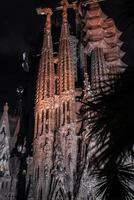 Nachtansicht der Kathedrale La Sagrada Familia. beeindruckende Kathedrale foto