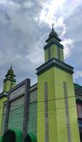 Porträt der muslimischen Moschee auf dem Foto mit einem bewölkten blauen Himmel als Hintergrund.