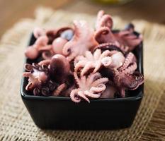gekochter kleiner Oktopus auf einem Teller foto