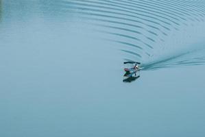 das boot segelt am khundanprakarnchol dam, nakornnayok, thailand. foto