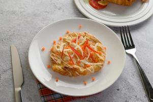 Mandel-Twist-Brot mit Zwiebeln und Karotten dekoriert foto