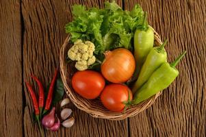 Paprika, Tomate, Zwiebel, Salat, Chili, Schalotte, Knoblauch, Blumenkohl und Kaffirlimettenblätter