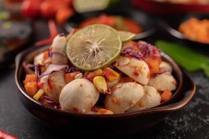 würziger Frikadellen-Salat mit Chili, Zitrone, Knoblauch und Tomate foto