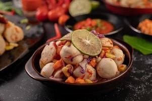 würziger Frikadellen-Salat mit Chili, Zitrone, Knoblauch und Tomate foto
