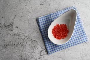 kleine rote getrocknete Garnelen in einer Tasse auf einem Taschentuch foto