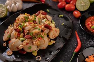 würziger Frikadellen-Salat mit Chili, Zitrone, Knoblauch und Tomate foto