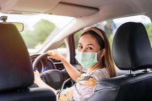 Die Fahrerin mit OP-Maske fühlte sich während der Fahrt selbstbewusst foto