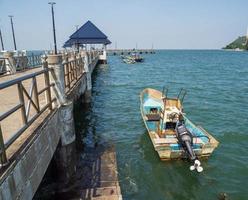 chonburi thailand,09sep2020, kleines fischerboot und mittelgroße fischer in thailand parken in den docks im blauen meer und sauberer himmel am golf von thailand, teil des pazifischen ozeans. foto