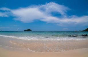 landschaft sommer fisheyeview tropisch meer strand felsen blauer himmel weiß sand hintergrund ruhig natur ozean schön welle absturz spritzwasser reise nang ram strand ostthailand chonburi exotisch horizont foto