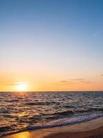 vorderansicht landschaft reisen sommer meer wind welle kühl im urlaub ruhiges meer küstengebiet groß sonne untergang himmel licht orange golden natur tropisch schön abendstunden tag am bang san beach thailand. foto