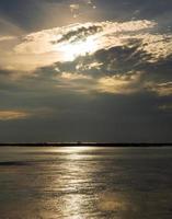 vorderansicht landschaft reisen sommer meer wind welle kühl im urlaub ruhiges meer küstengebiet groß sonne untergang himmel licht orange golden natur tropisch schön abendstunden tag am bang san beach thailand. foto