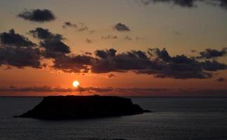 Sonnenuntergang am Hintergrund des bewölkten Himmels. Pathos, Zypern foto
