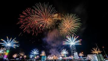 Feuerwerk über dem Tempel im dunklen Himmel foto