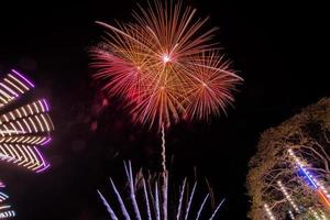 Feuerwerk über dem Tempel im dunklen Himmel foto