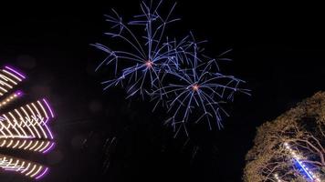 Feuerwerk über dem Tempel im dunklen Himmel foto