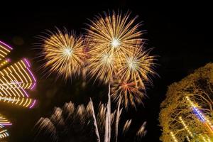 Feuerwerk über dem Tempel im dunklen Himmel foto