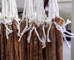 Trockenwurst auf einem Markt foto