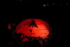 Orangefarbenes Zelt auf dem Nachtcampingplatz foto