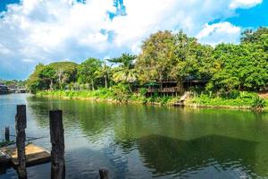 Häuser am Chanthaburi Fluss mit bewölktem blauem Himmel foto