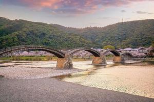 Kirschblüte an der Kintaikyo-Brücke Stadt Iwakuni, Japan foto