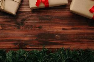 Weihnachtsdekoration auf Holztisch foto