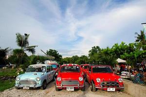 bangkok, thailand - 29. januar 2023 austin mini cooper parkplatz auf der straße für show mit blauem himmel und wolkenhintergrund bei mini on the beach party. transport, klassisches oder oldtimerkonzept foto