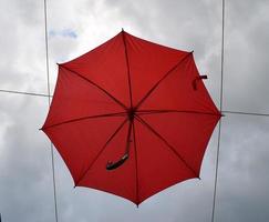 roter Regenschirm im Himmel foto