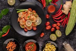vietnamesischer Schweinswurstsalat mit Chili, Zitrone, Knoblauch und Tomate foto