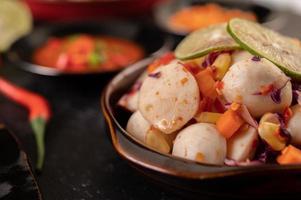 würziger Frikadellen-Salat mit Chili, Zitrone, Knoblauch und Tomate foto