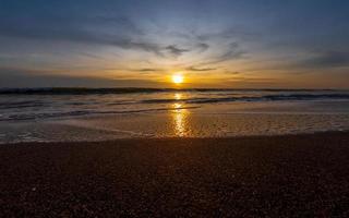 schöne leere strandlandschaft mit dramatischem himmel foto