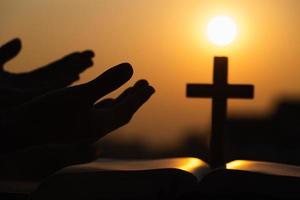 Menschenhände öffnen die Anbetung mit der Handfläche nach oben. zu Gott beten. eucharistische therapie segne gott hilft bereuen katholisch ostern geliehen geist beten. Hintergrund des christlichen Religionskonzepts. foto