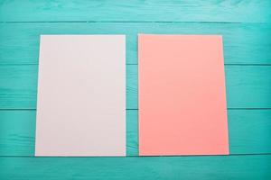 leere farbige leere blätter papier auf holztisch hautnah foto