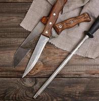 Messer mit Schärfen auf dem Holztisch foto