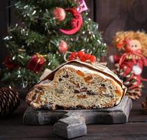 stollen ein traditioneller europäischer kuchen mit nüssen und kandierten früchten foto