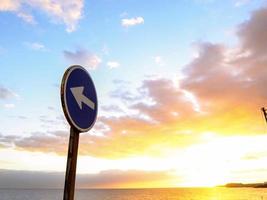 Straßenschild am Meer foto