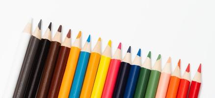 Mehrfarbige Bleistifte. das Konzept einer multinationalen Familie und Gleichheit in der Welt. foto