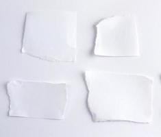 leere zerrissene weiße papierstücke auf weißem hintergrund foto