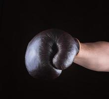 Brauner Boxhandschuh an der Hand des Mannes foto